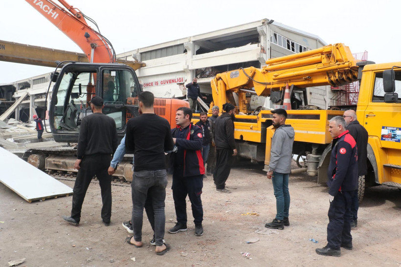 Kahramanmaraş'ta ağır hasarlı fabrikaya giren işçiler, enkaz altında kaldı: 1 ölü, 4 yaralı - Resim: 6