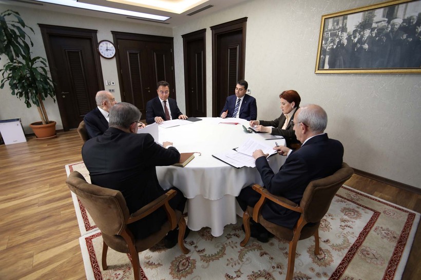 6'lı masada yeni cephenin adı Ahmet Davutoğlu - Meral Akşener! - Resim : 1