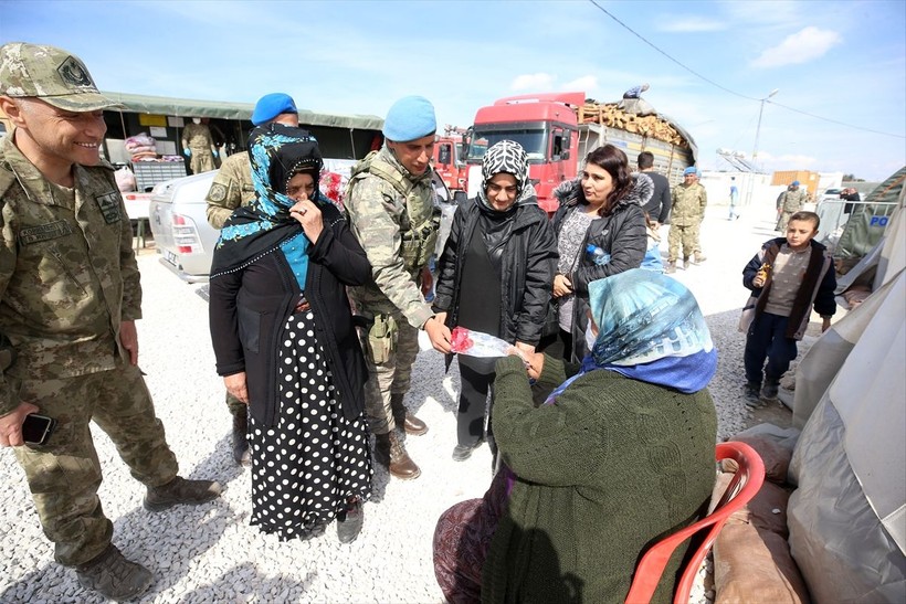 Mehmetçik, deprem bölgesindeki kadınlara karanfil dağıttı! - Resim: 5