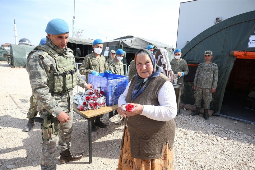 Mehmetçik, deprem bölgesindeki kadınlara karanfil dağıttı! - Resim: 6