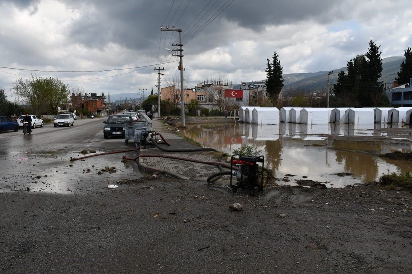 Depremzedelerin kaldığı çadırları su bastı - Resim: 5