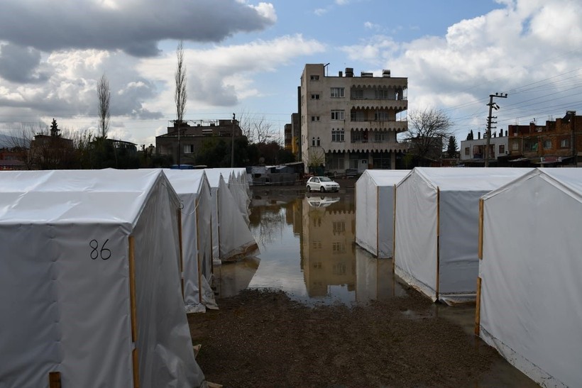 Depremzedelerin kaldığı çadırları su bastı - Resim: 3