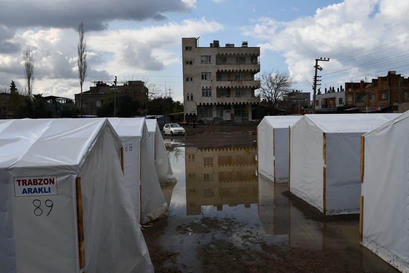 Depremzedelerin kaldığı çadırları su bastı - Resim: 2