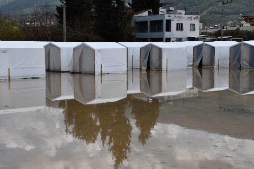Depremzedelerin kaldığı çadırları su bastı - Resim: 1