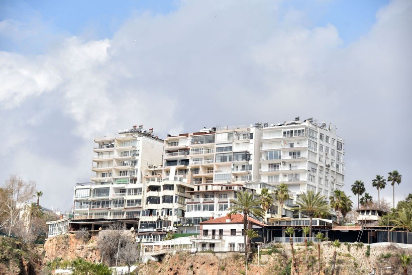 Görüntüler dehşete düşürdü: Antalya'da falezlerin yarıklar oluşturduğu kaya üzerinde ev! - Resim: 3