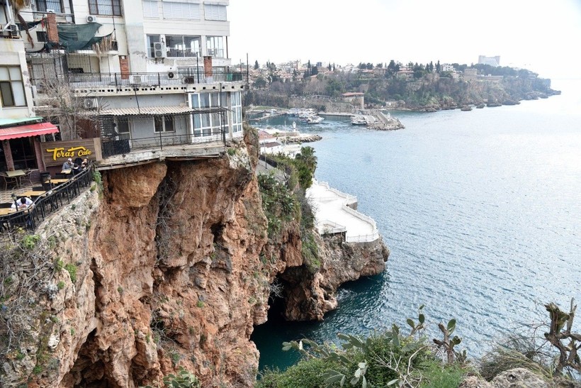 Görüntüler dehşete düşürdü: Antalya'da falezlerin yarıklar oluşturduğu kaya üzerinde ev! - Resim: 11