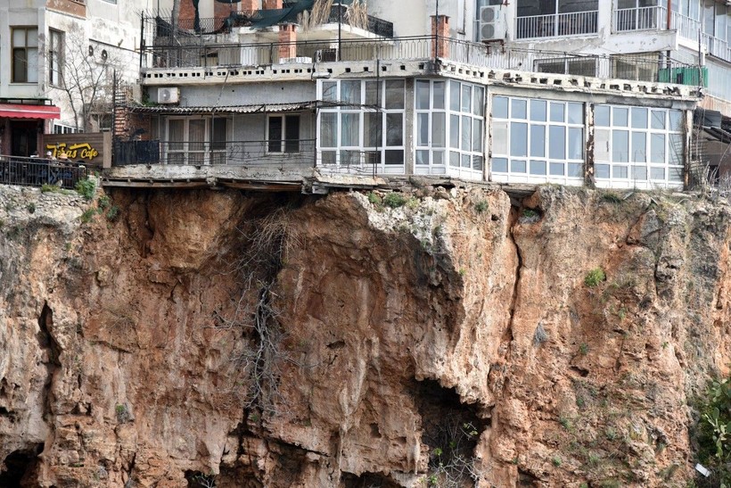 Görüntüler dehşete düşürdü: Antalya'da falezlerin yarıklar oluşturduğu kaya üzerinde ev! - Resim: 8