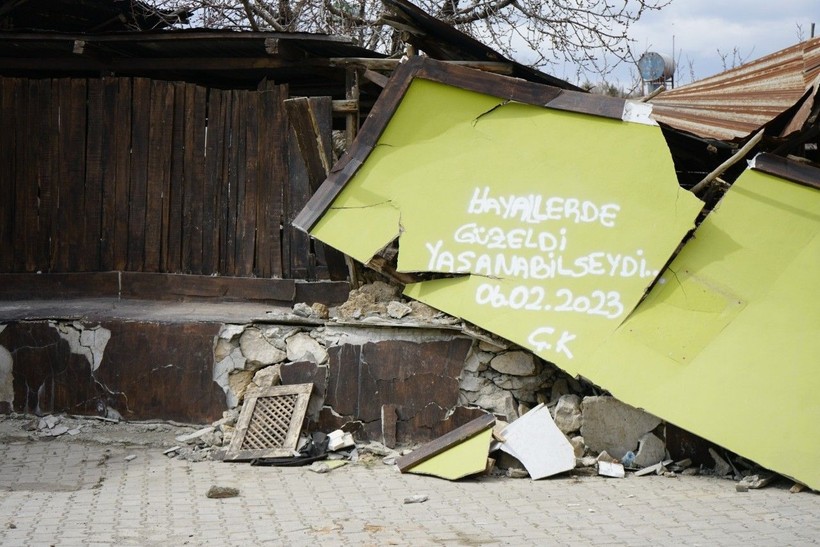 Deprem felaketlerinin ardından Malatya'dan farklı illere göç eden vatandaşların duvarlara yazdığı yazılar görenleri duygulandırdı - Resim: 6