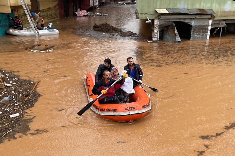 Şanlıurfa ve Adıyaman'da yaşanan yoğun yağışlar sele neden oldu: 16 vatandaşımız hayatını kaybederken 4 kişi hala kayıp - Resim: 23