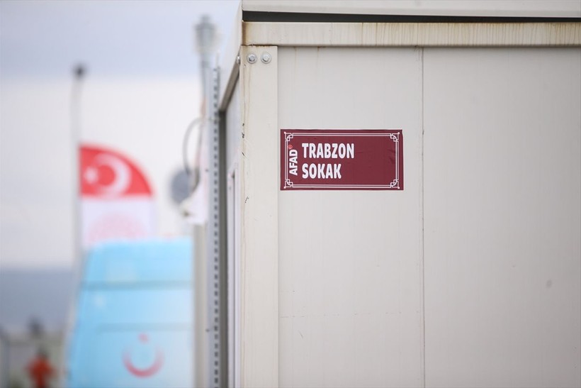 Depremlerde yıkıma uğrayan cadde ve ilçelerin isimleri konteyner kentte yaşatılıyor - Resim: 2