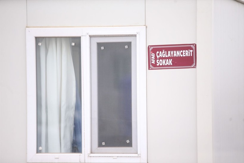 Depremlerde yıkıma uğrayan cadde ve ilçelerin isimleri konteyner kentte yaşatılıyor - Resim: 9