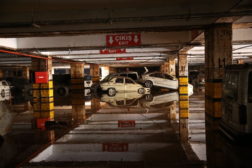 Şanlıurfa'da yaşanan sel felaketinin korkunç boyutu otoparktan anlaşıldı: Onlarca araç çamurla doldu - Resim: 2