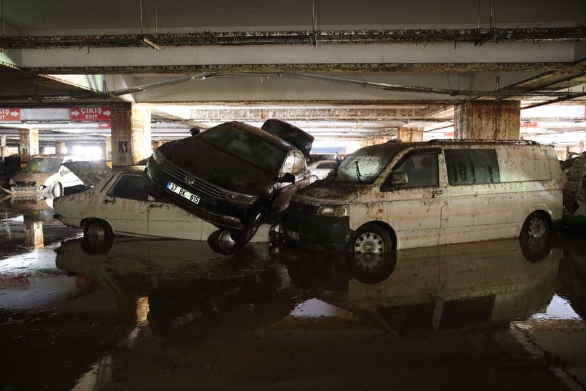Şanlıurfa'da yaşanan sel felaketinin korkunç boyutu otoparktan anlaşıldı: Onlarca araç çamurla doldu - Resim: 3