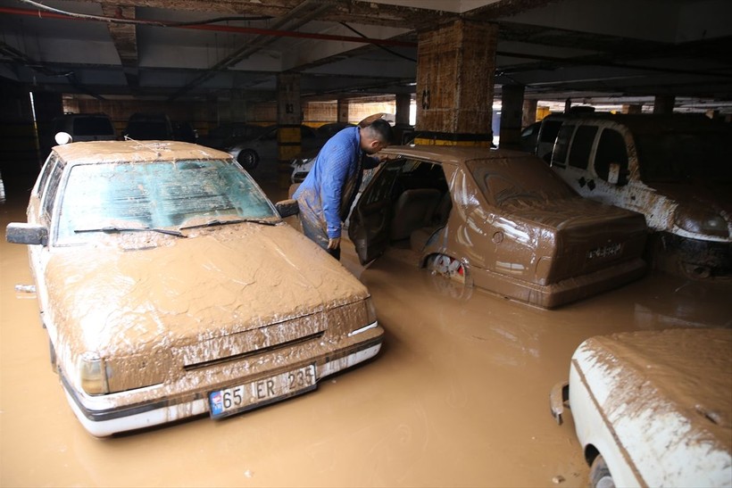Şanlıurfa'da yaşanan sel felaketinin korkunç boyutu otoparktan anlaşıldı: Onlarca araç çamurla doldu - Resim: 4