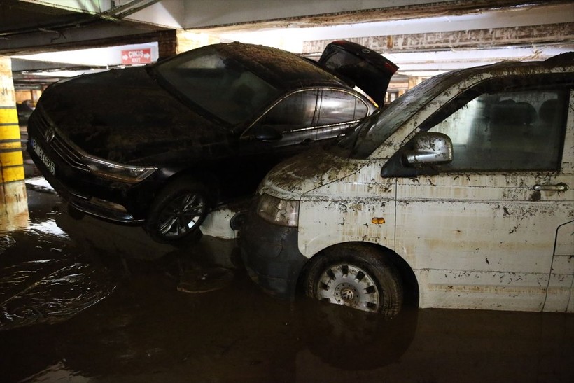 Şanlıurfa'da yaşanan sel felaketinin korkunç boyutu otoparktan anlaşıldı: Onlarca araç çamurla doldu - Resim: 6
