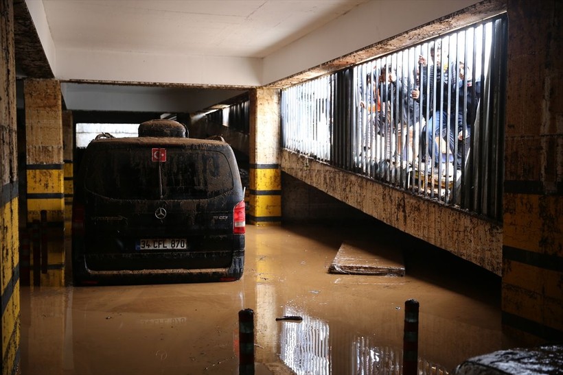 Şanlıurfa'da yaşanan sel felaketinin korkunç boyutu otoparktan anlaşıldı: Onlarca araç çamurla doldu - Resim: 9
