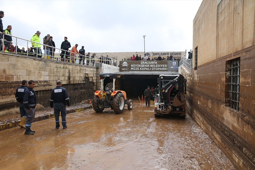 Şanlıurfa'da yaşanan sel felaketinin korkunç boyutu otoparktan anlaşıldı: Onlarca araç çamurla doldu - Resim: 10