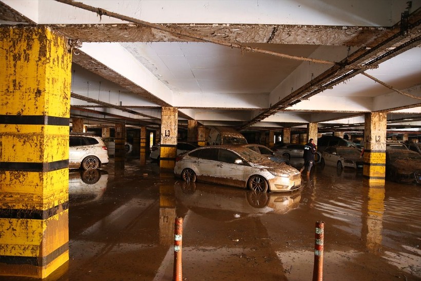 Şanlıurfa'da yaşanan sel felaketinin korkunç boyutu otoparktan anlaşıldı: Onlarca araç çamurla doldu - Resim: 16