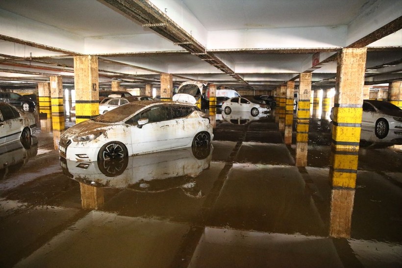 Şanlıurfa'da yaşanan sel felaketinin korkunç boyutu otoparktan anlaşıldı: Onlarca araç çamurla doldu - Resim: 19