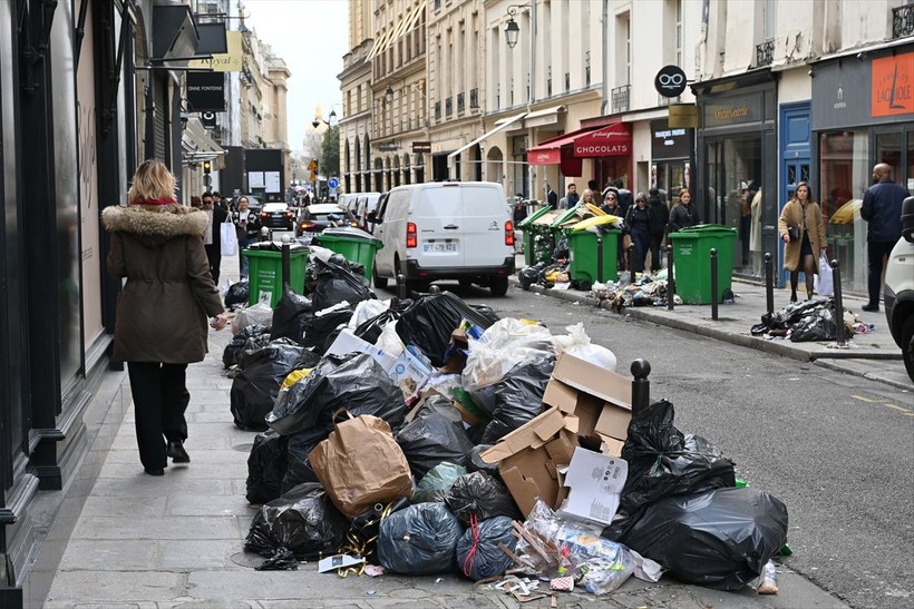 Paris sokaklarında çöp yığınları günlük rutin halini aldı - Resim: 1