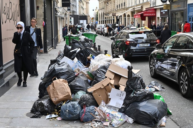 Paris sokaklarında çöp yığınları günlük rutin halini aldı - Resim: 2
