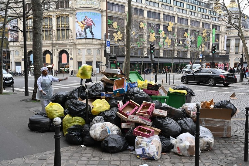 Paris sokaklarında çöp yığınları günlük rutin halini aldı - Resim: 3