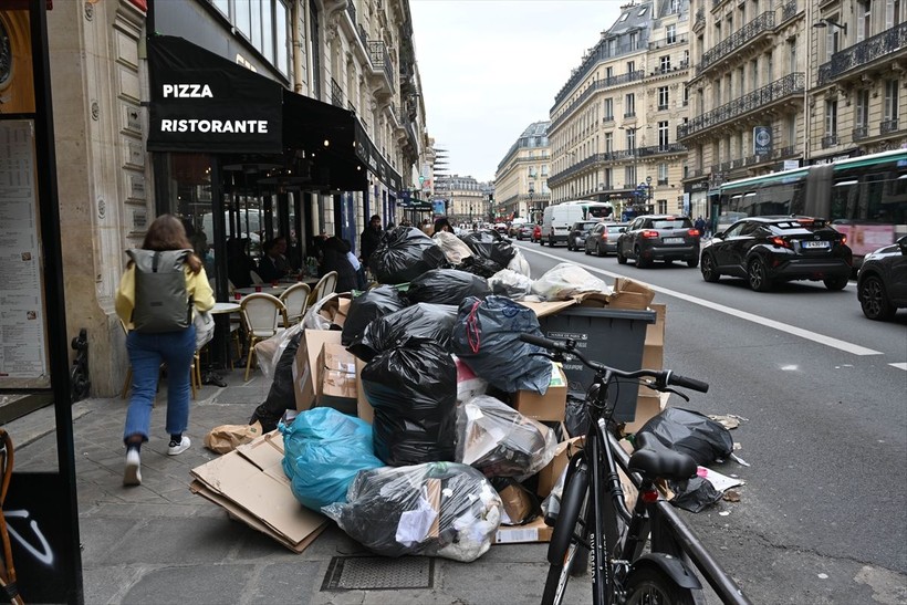 Paris sokaklarında çöp yığınları günlük rutin halini aldı - Resim: 4