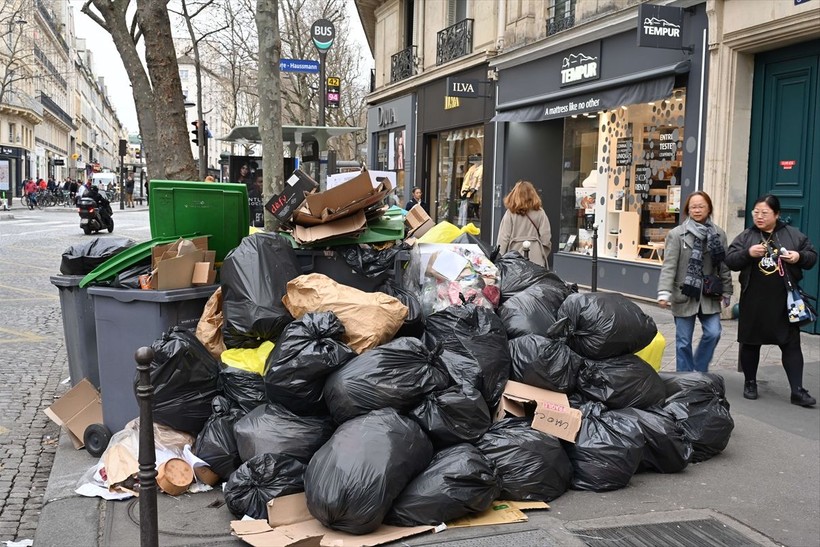 Paris sokaklarında çöp yığınları günlük rutin halini aldı - Resim: 5