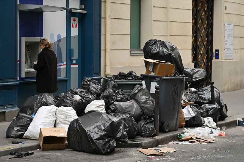 Paris sokaklarında çöp yığınları günlük rutin halini aldı - Resim: 6