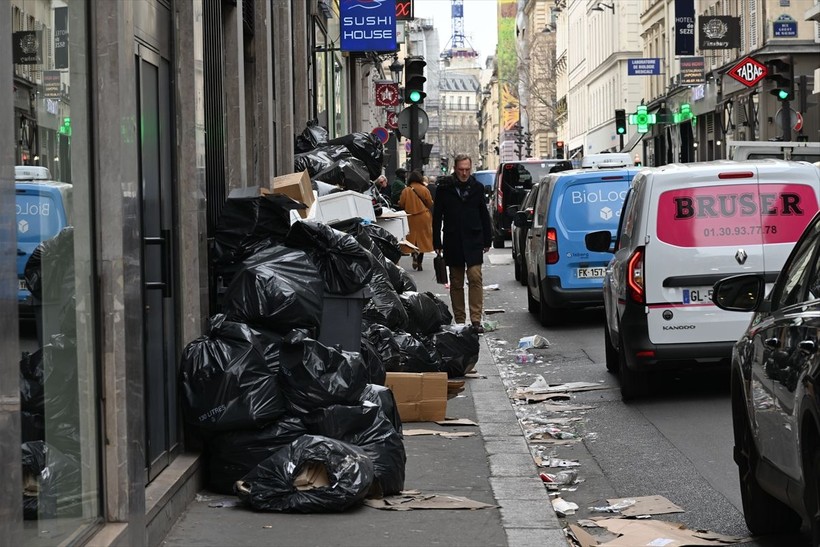 Paris sokaklarında çöp yığınları günlük rutin halini aldı - Resim: 7