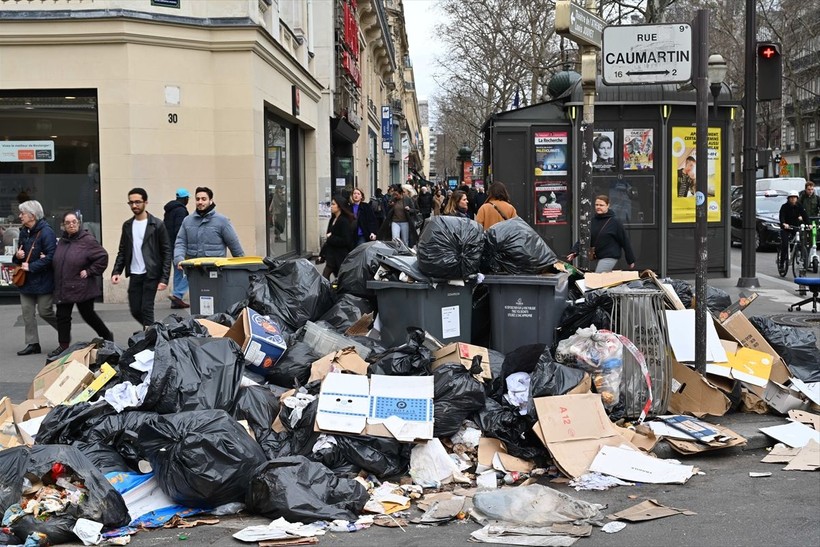 Paris sokaklarında çöp yığınları günlük rutin halini aldı - Resim: 8