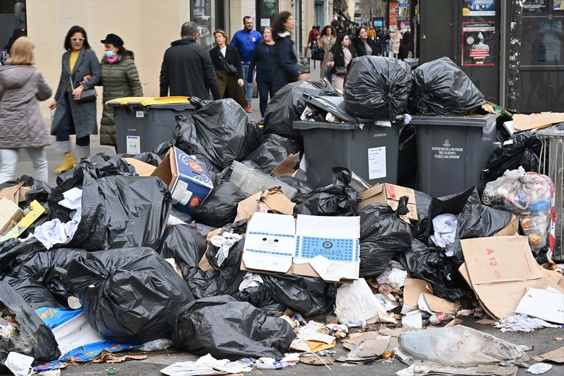 Paris sokaklarında çöp yığınları günlük rutin halini aldı - Resim: 9