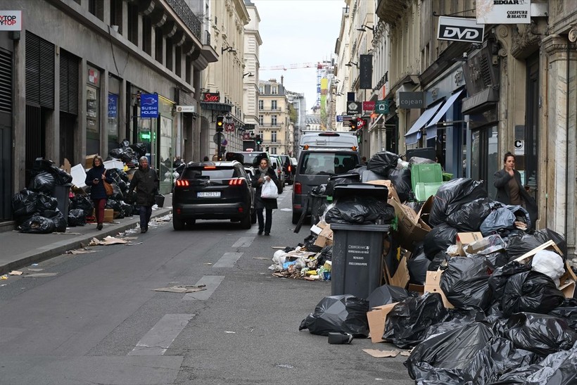 Paris sokaklarında çöp yığınları günlük rutin halini aldı - Resim: 10