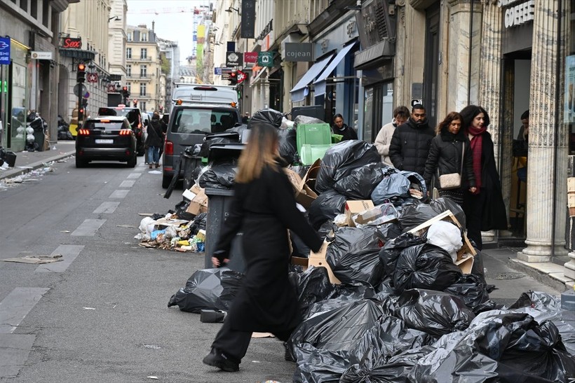 Paris sokaklarında çöp yığınları günlük rutin halini aldı - Resim: 11