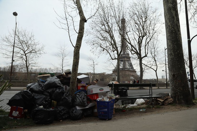 Paris sokaklarında çöp yığınları günlük rutin halini aldı - Resim: 12