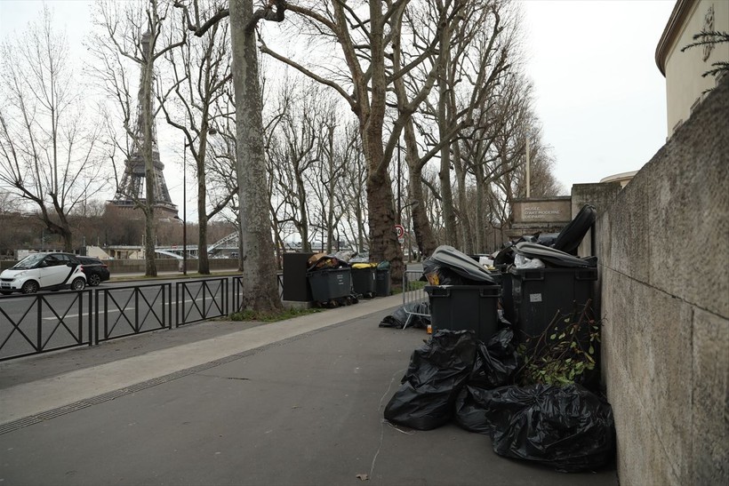 Paris sokaklarında çöp yığınları günlük rutin halini aldı - Resim: 13