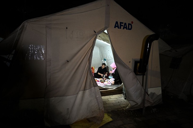 "Asrın felaketi"nin merkez üssünde depremzedeler ilk sahurlarını yaptı - Resim: 2