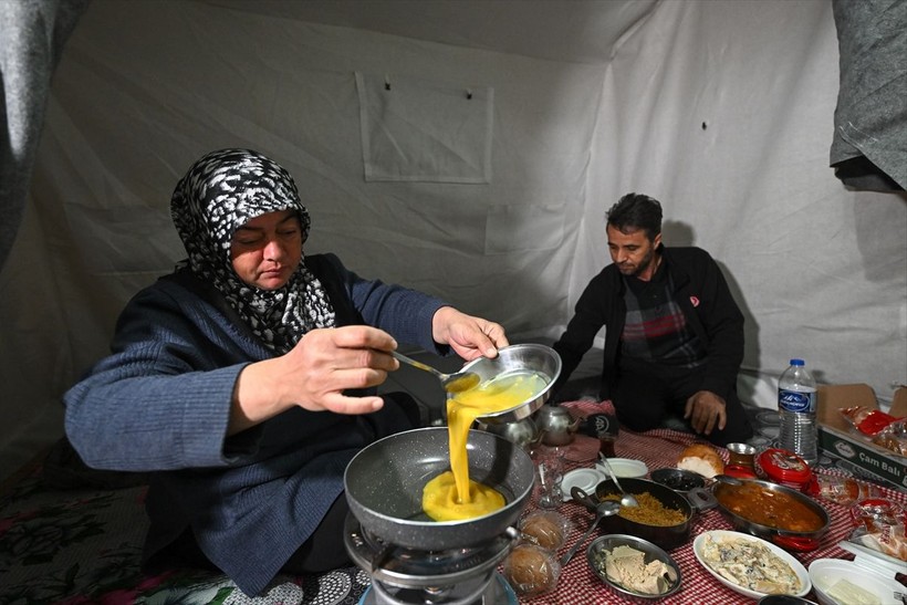 "Asrın felaketi"nin merkez üssünde depremzedeler ilk sahurlarını yaptı - Resim: 4