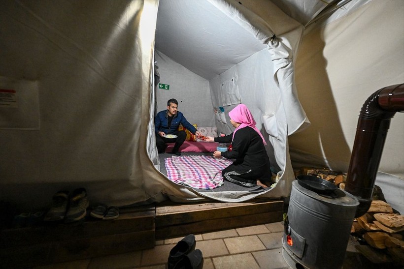 "Asrın felaketi"nin merkez üssünde depremzedeler ilk sahurlarını yaptı - Resim: 6