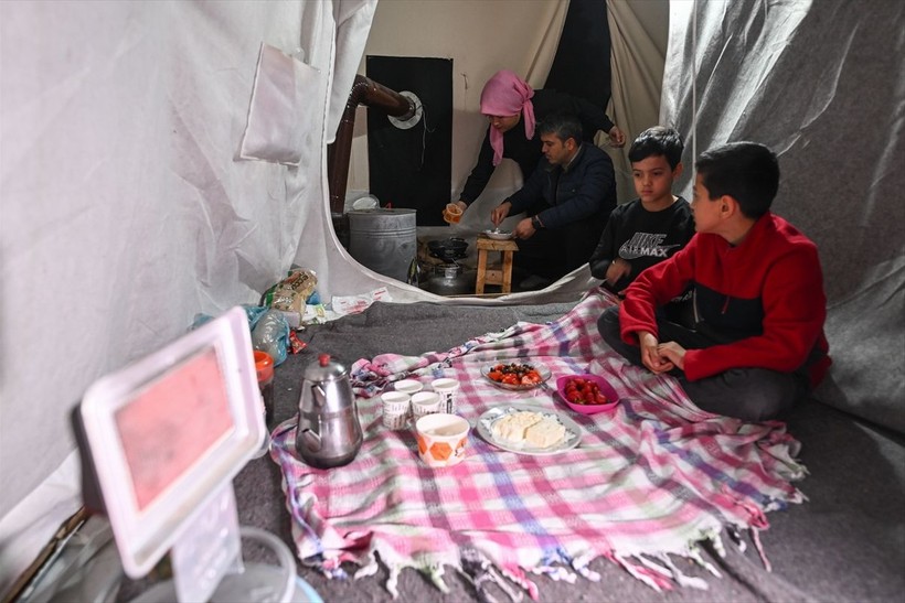 "Asrın felaketi"nin merkez üssünde depremzedeler ilk sahurlarını yaptı - Resim: 7