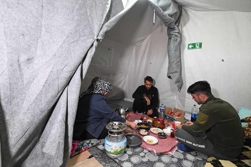 "Asrın felaketi"nin merkez üssünde depremzedeler ilk sahurlarını yaptı - Resim: 8