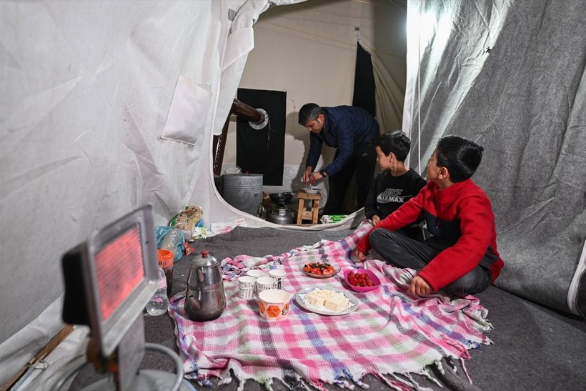 "Asrın felaketi"nin merkez üssünde depremzedeler ilk sahurlarını yaptı - Resim: 9