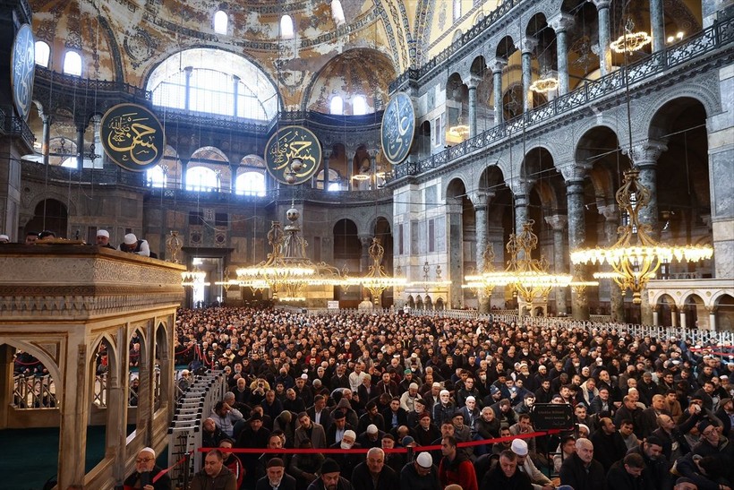 Ramazan'ın ilk cuma namazı Ayasofya-i Kebir Cami-i Şerifi'nde kılındı! Vatandaşlar yoğun ilgi gösterdi - Resim: 1