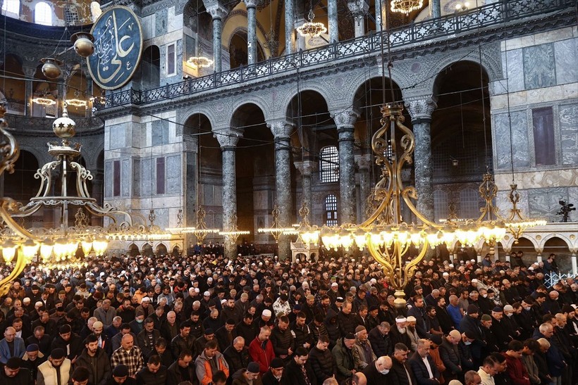 Ramazan'ın ilk cuma namazı Ayasofya-i Kebir Cami-i Şerifi'nde kılındı! Vatandaşlar yoğun ilgi gösterdi - Resim: 2