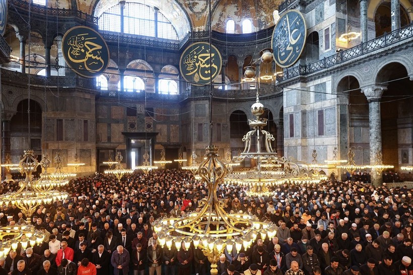 Ramazan'ın ilk cuma namazı Ayasofya-i Kebir Cami-i Şerifi'nde kılındı! Vatandaşlar yoğun ilgi gösterdi - Resim: 4
