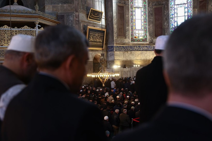 Ramazan'ın ilk cuma namazı Ayasofya-i Kebir Cami-i Şerifi'nde kılındı! Vatandaşlar yoğun ilgi gösterdi - Resim: 7