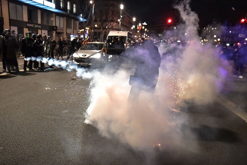 Macron köşeye sıkıştı! Kararları Fransa'yı birbirine kattı! 1 milyonun sokağa dökülmesi ülkeyi felç etti - Resim: 24