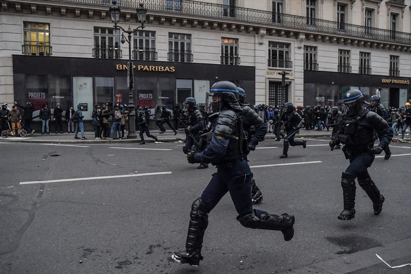 Macron köşeye sıkıştı! Kararları Fransa'yı birbirine kattı! 1 milyonun sokağa dökülmesi ülkeyi felç etti - Resim: 51