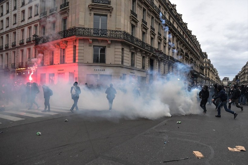 Macron köşeye sıkıştı! Kararları Fransa'yı birbirine kattı! 1 milyonun sokağa dökülmesi ülkeyi felç etti - Resim: 56