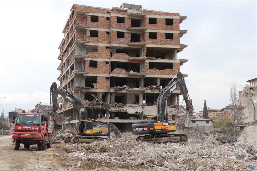 Kahramanmaraş merkezli meydana gelen depremlerin etkilediği Hatay'ın Defne ve Antakya ilçelerinde 14 mahallede enkaz kaldırma çalışmaları devam edecek - Resim : 1